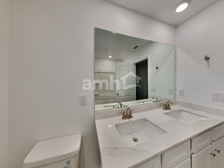 Building Photo - 37854 Dusty Saddle Ln