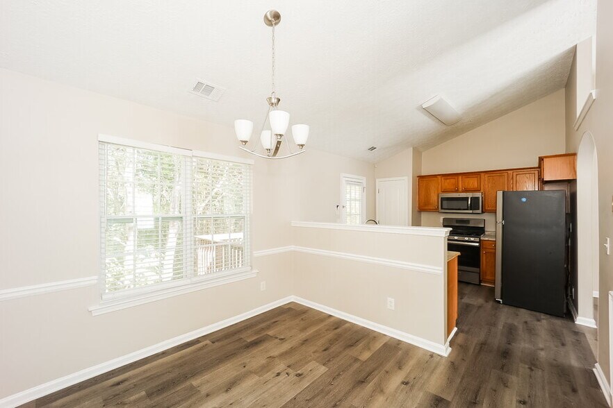 Building Photo - 587 Rosewood Cir