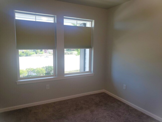 Building Photo - Reed's Crossing 2 bed/2.5 bath Townhome!
