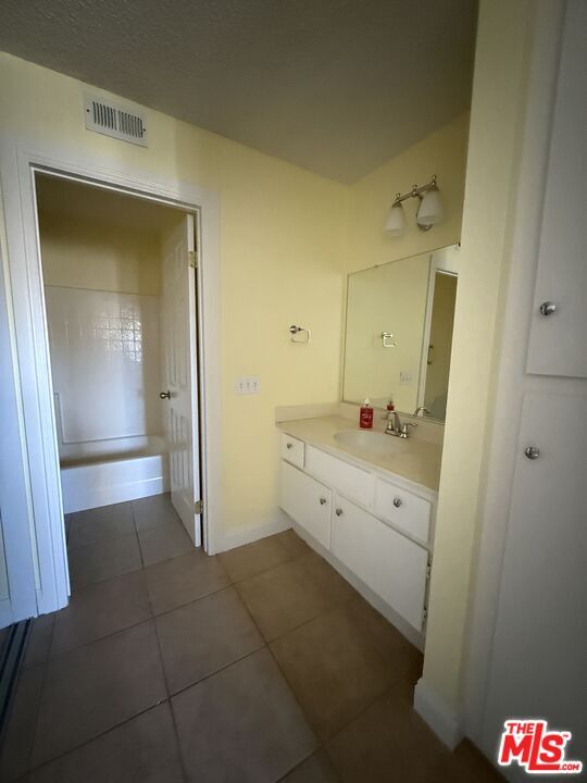 Building Photo - 2554 Olive Dr