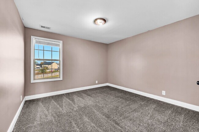 Building Photo - Close to Post and Move in Ready!