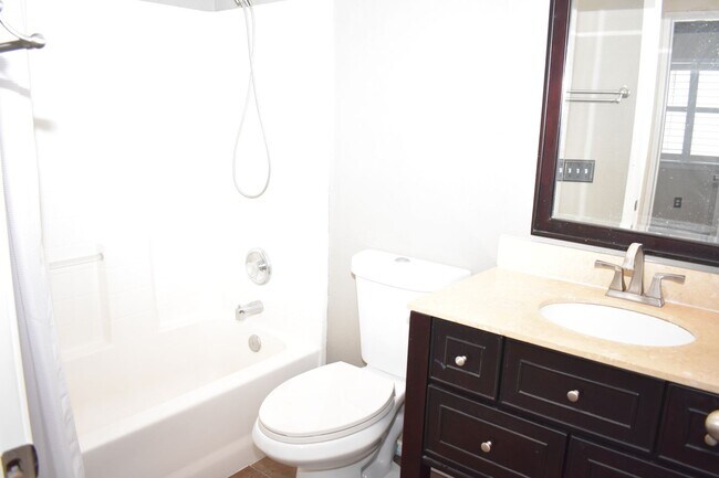 Building Photo - 3 bd 2.5 ba, Condo With Community Pool (Chula Vista, 91910)