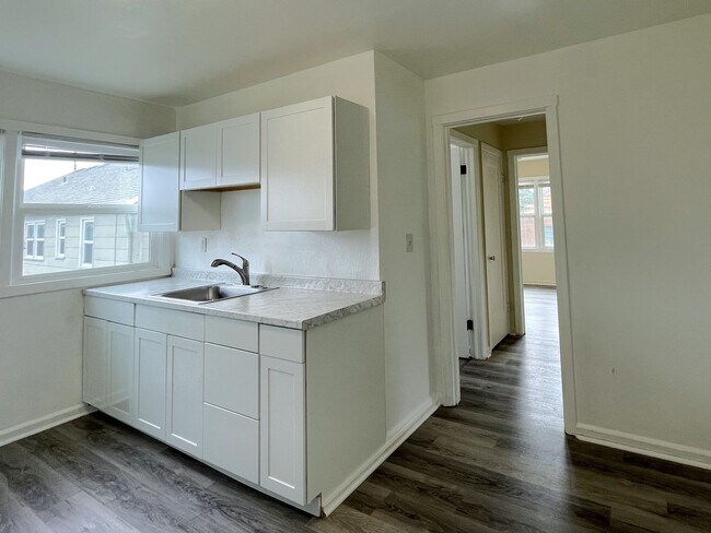 Building Photo - Charming Second Floor 1-Bedroom Close to Peninsula Park!