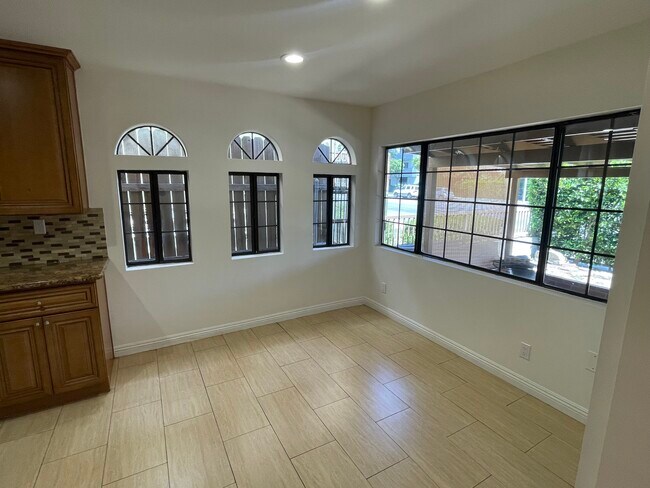 Building Photo - 13990 Vanowen St