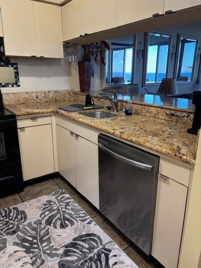 Building Photo - MAKAHA VALLEY TOWERS