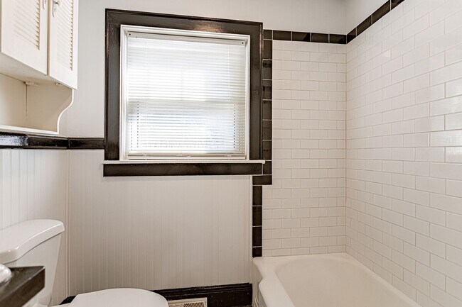 Building Photo - 2 Bed Home in Williamston With Bonus Room