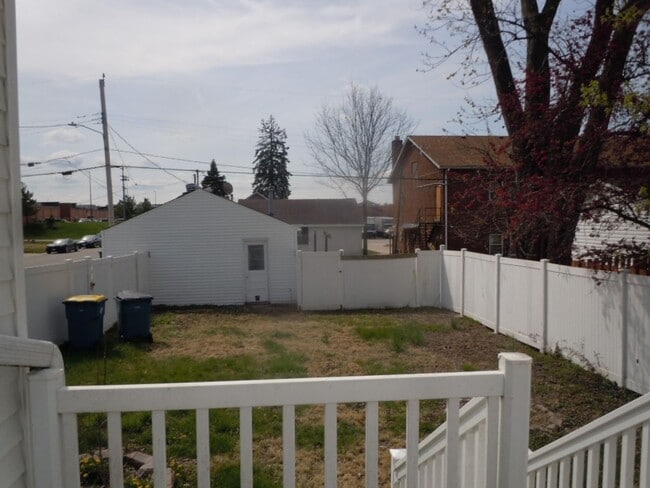 Building Photo - Three Bedroom Home w/Large Kitchen, Oversi...