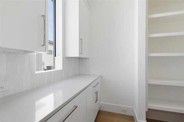 Building Photo - 9855 Kingsway Ave