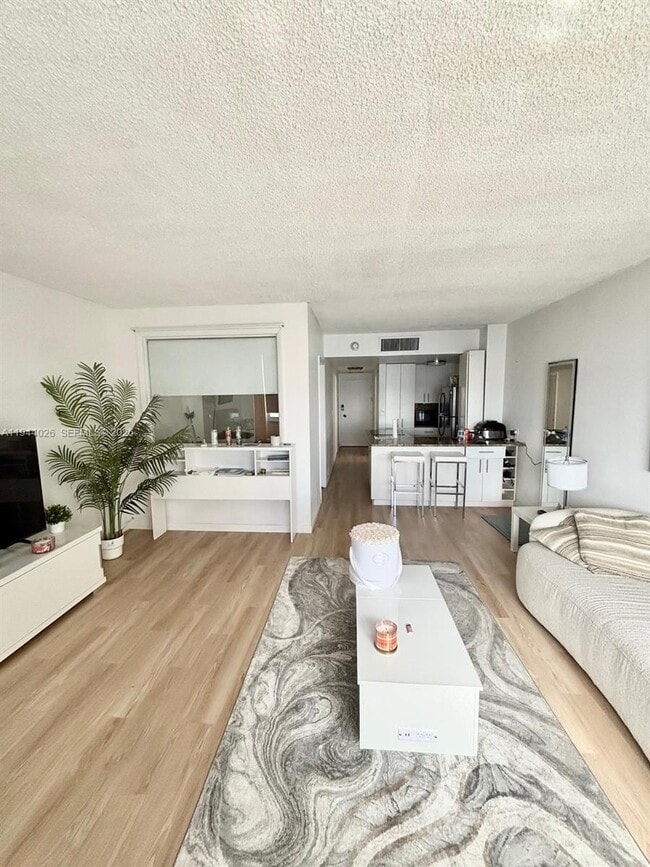 Building Photo - 999 Brickell Bay Dr