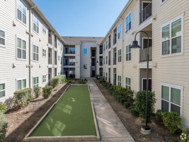 Courtyard - Urban Oaks