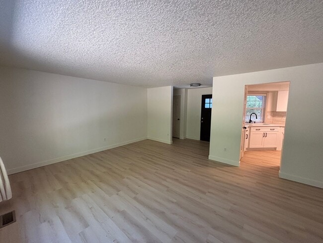 Building Photo - Freshly Updated Troutdale Gem with Enterta...