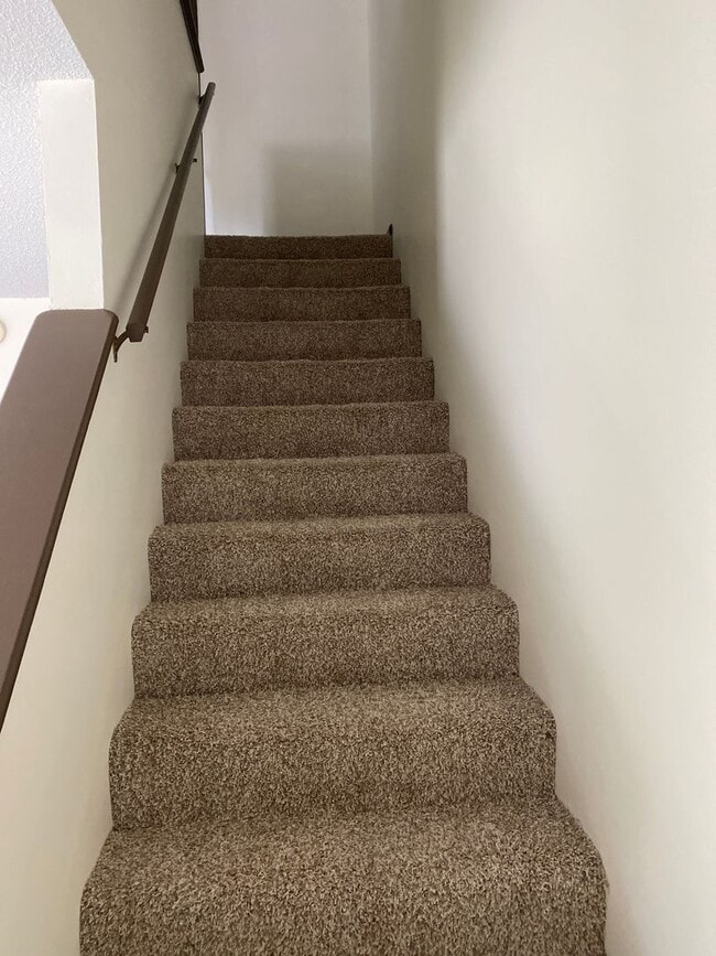 Building Photo - Newly Upgraded Townhouse