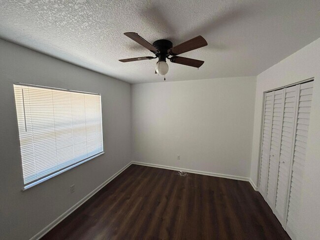 Building Photo - 5108 Sanibel Ave