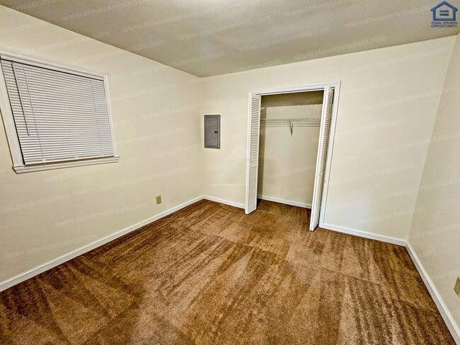 Building Photo - 702 Couch St