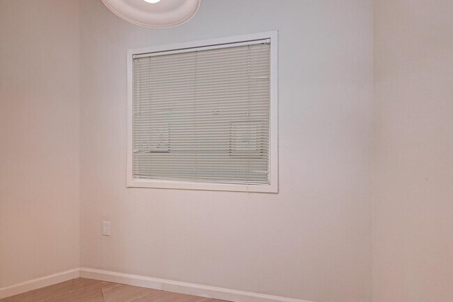 Building Photo - 2803 Kings Crossing Dr