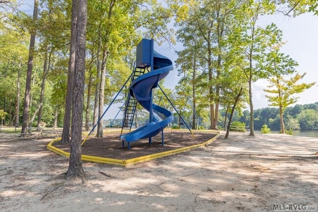 Building Photo - 2 Bedroom, 2 Bath Home located in Tanglewood Shores