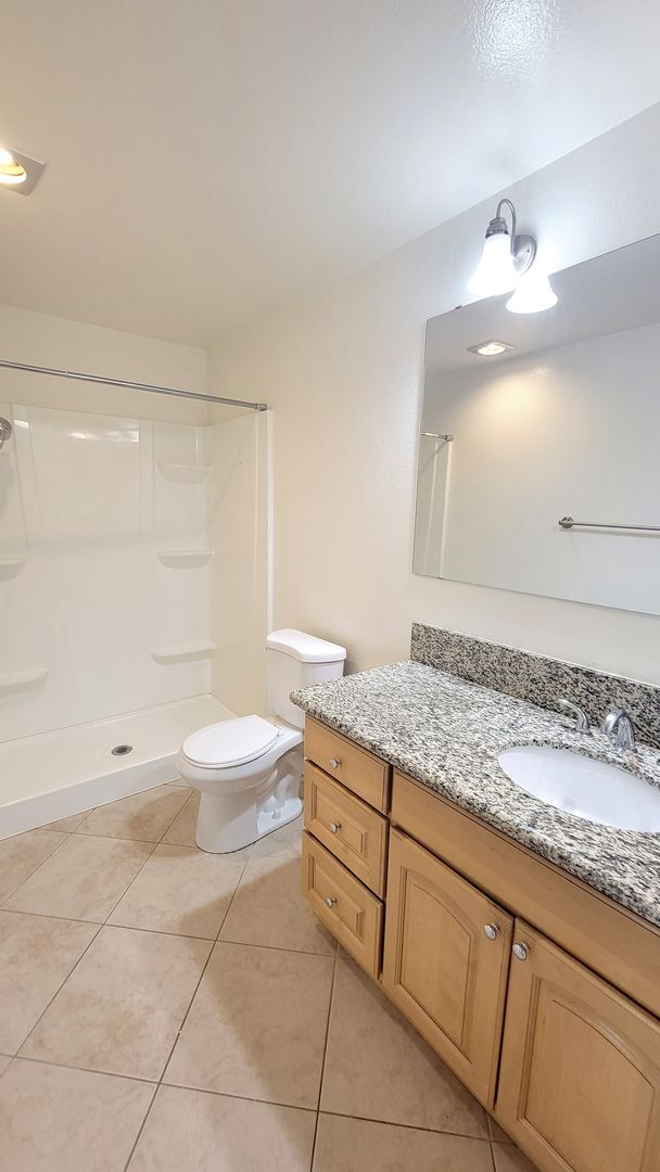 Building Photo - 3 bd/2 ba Townhouse close to USD.