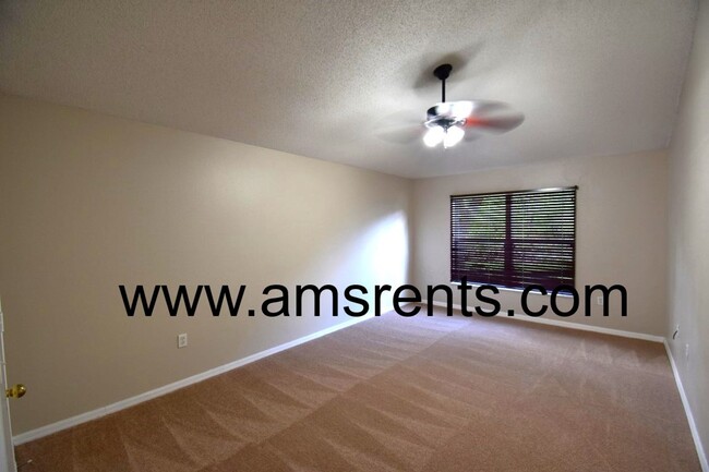 Building Photo - Spacious 3 bedroom 2 bath with huge backyard.