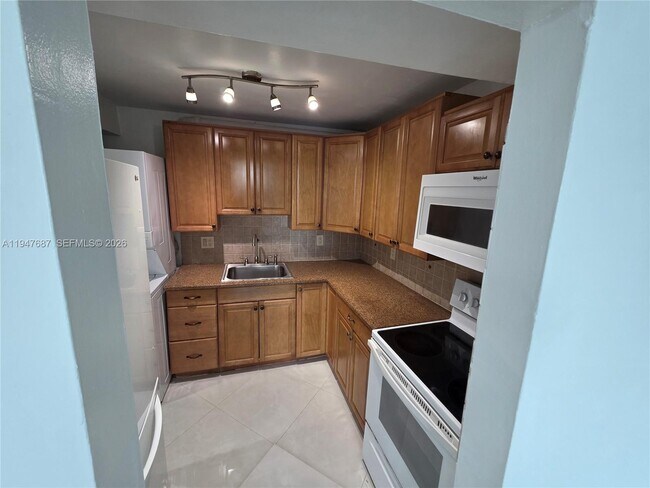 Building Photo - 8307 SW 142nd Ave