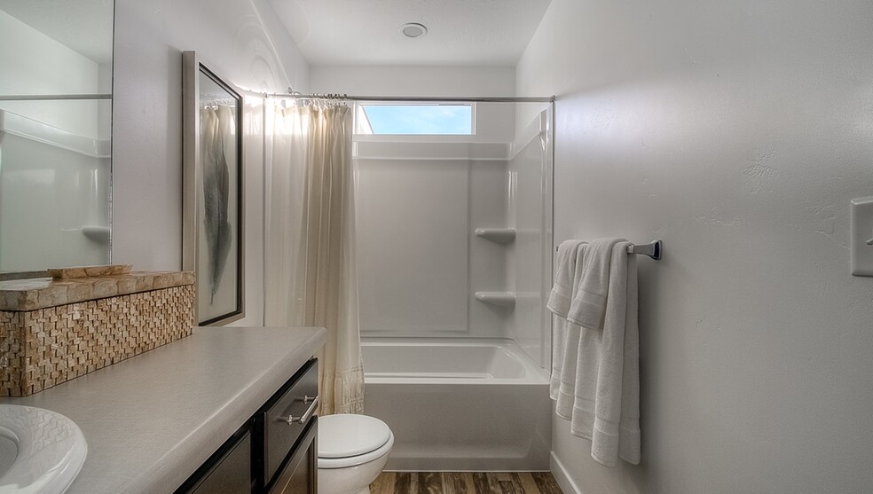 Shared Bathroom - 571 W 1520 S