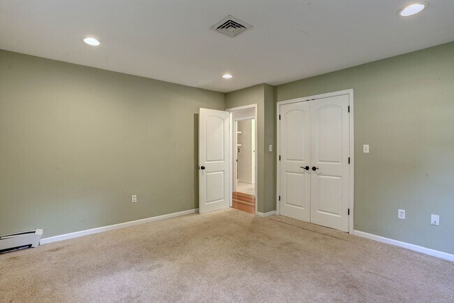 Building Photo - 4 Bedroom 2 Bath Hanover Home w- 2-Car Gar...