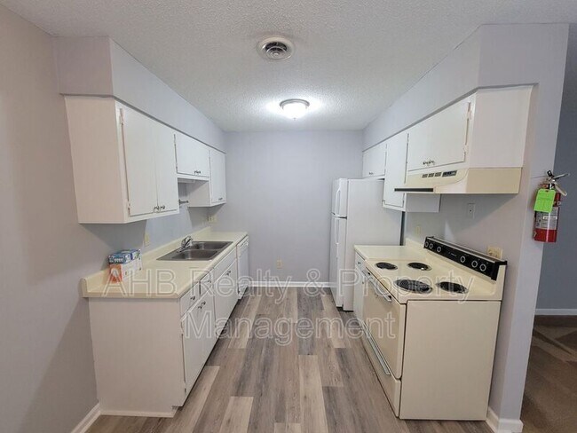 Building Photo - 309 Somers Ave