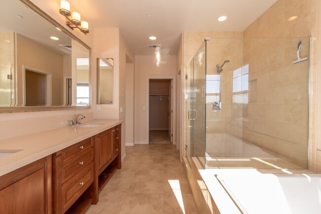 Building Photo - 4 Bed / 2.5 Bath Home with Premium Panoram...