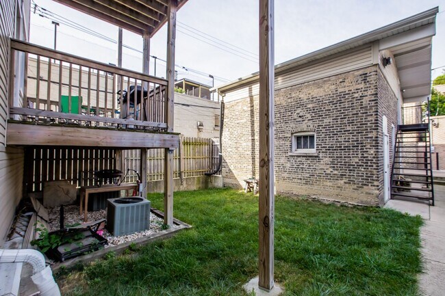 Building Photo - Bucktown: Fully furnished gorgeous 3 Bed, ...