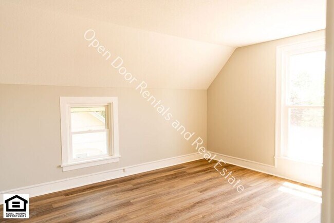 Building Photo - 109 1/2 E Broad St