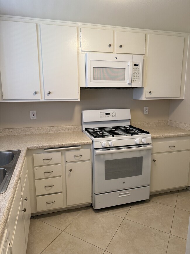 Building Photo - 183 Southampton Way