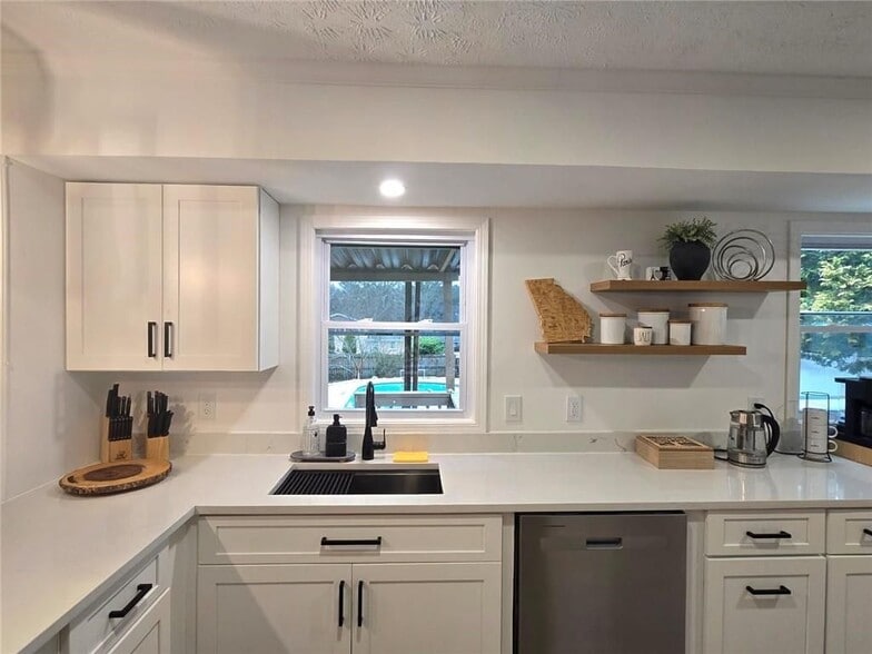 Building Photo - 457 Castleaire Dr SW