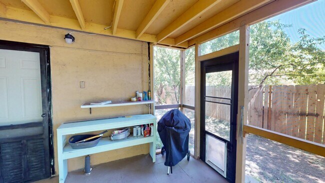 Building Photo - 605 Encino St