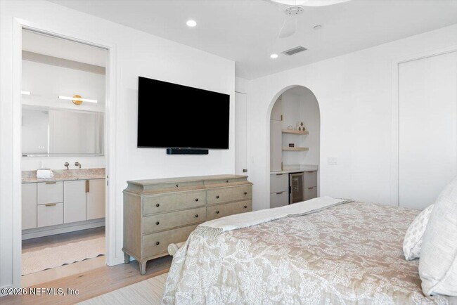 Building Photo - 114 12th Ave S