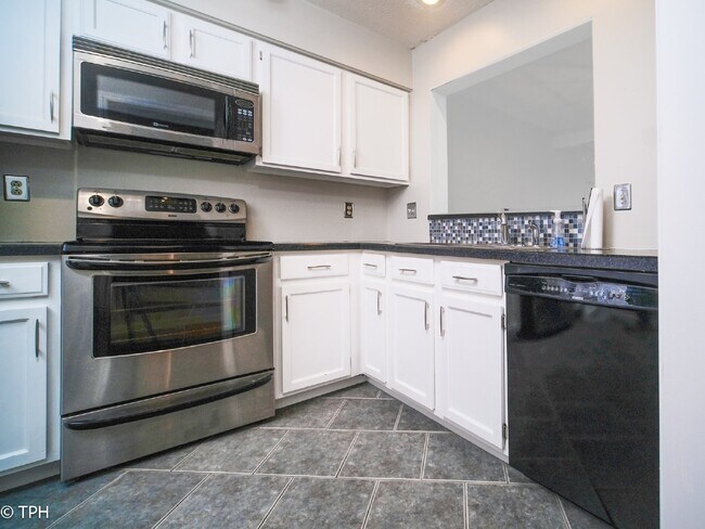 Building Photo - "Charming 2-Bedroom Gem with Granite Elegance in Charlotte's Heart!"