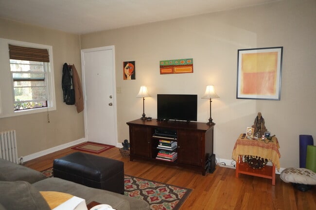 Building Photo - North Mt Tabor one bedroom Condo. Immaculate condition! - APPLICATION PENDING