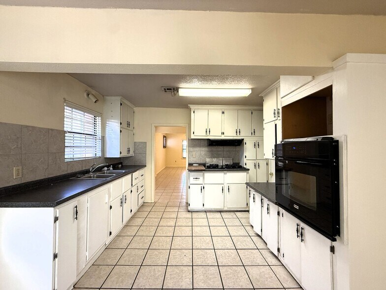 Building Photo - 1800 SW 15th St