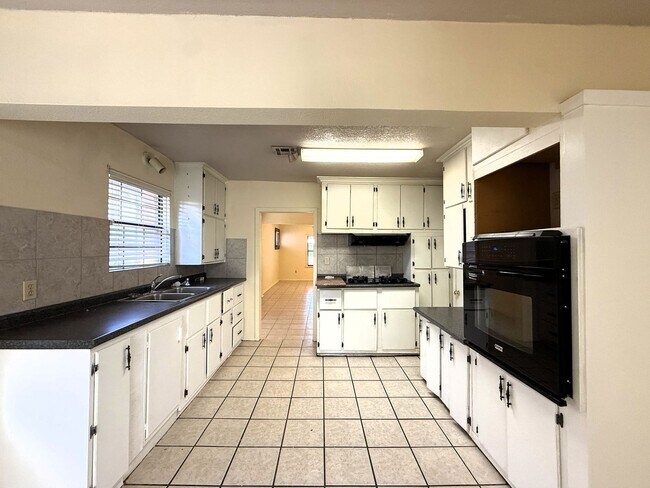 Building Photo - 1800 SW 15th St