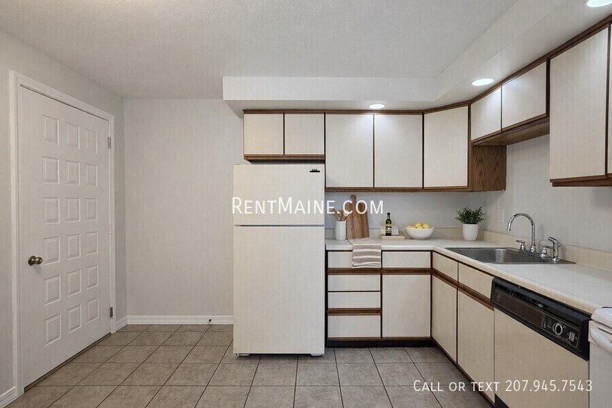 Building Photo - 20 Tall Pines Dr