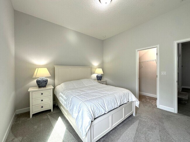Building Photo - Fully Furnished, Stunning 4/4, Available I...