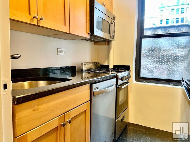 Building Photo - 141 E 56th St