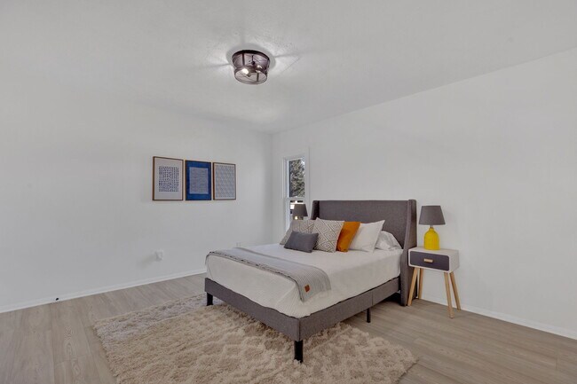 Building Photo - 916 Starling Dr