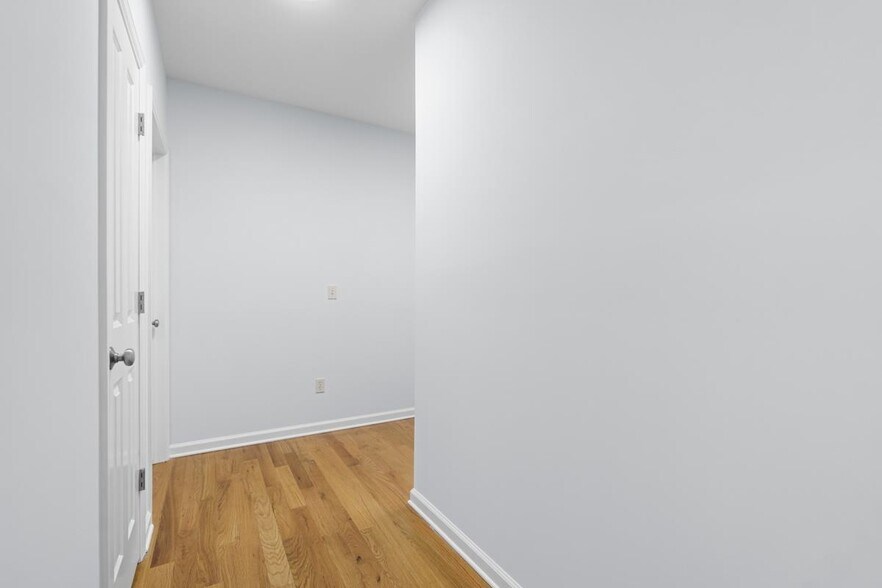 Building Photo - 437 Whiton St