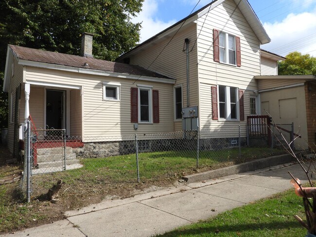 Building Photo - 827 Fulton St W