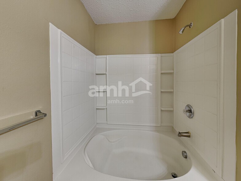 Building Photo - 1100 Willow Tree Dr