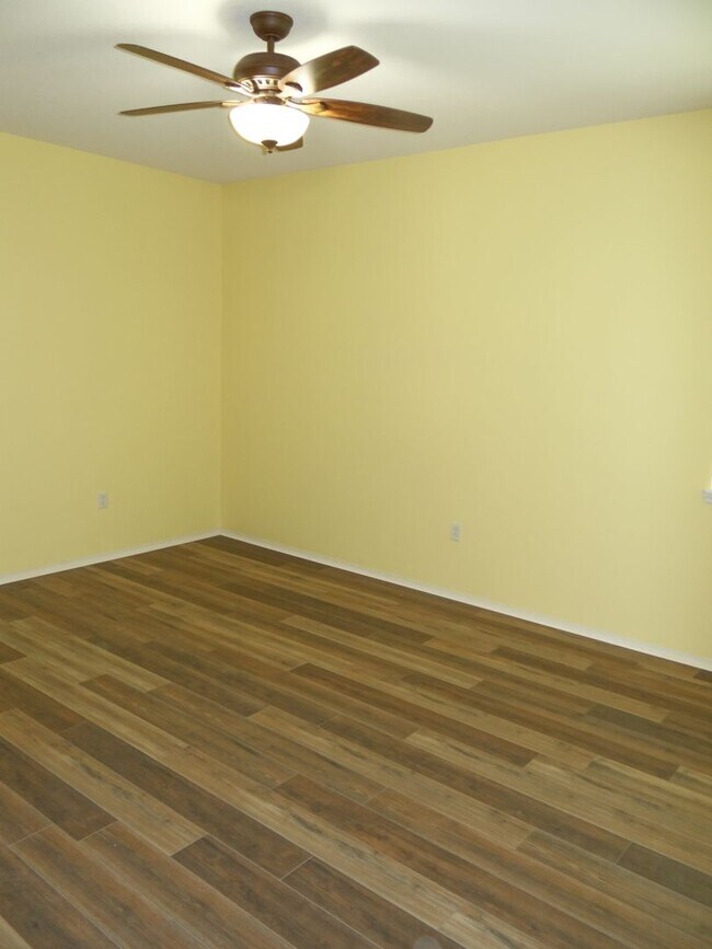 Building Photo - Spacious 4/2/2 home in south St Petersburg