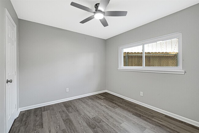 Building Photo - 7410 Woodoak Dr