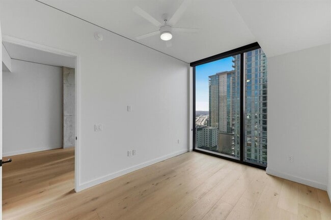 Building Photo - 610 Davis St