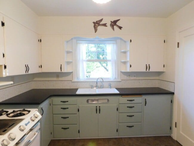 Building Photo - 3Bd/1Ba Two Story House w/ Basement - Avai...