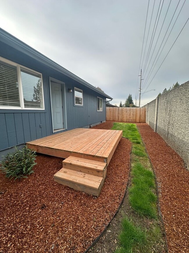 Building Photo - REDUCED RENT! Move in TODAY