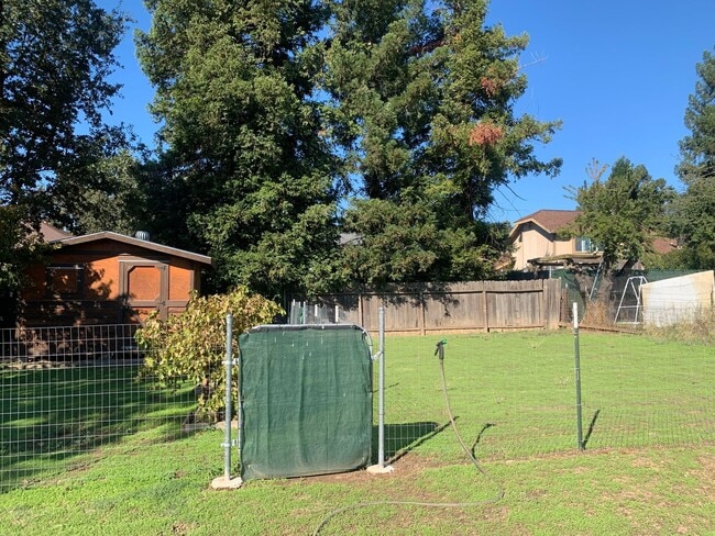 Building Photo - 3 bedroom 2 bath home with HUGE yard in Orangevale